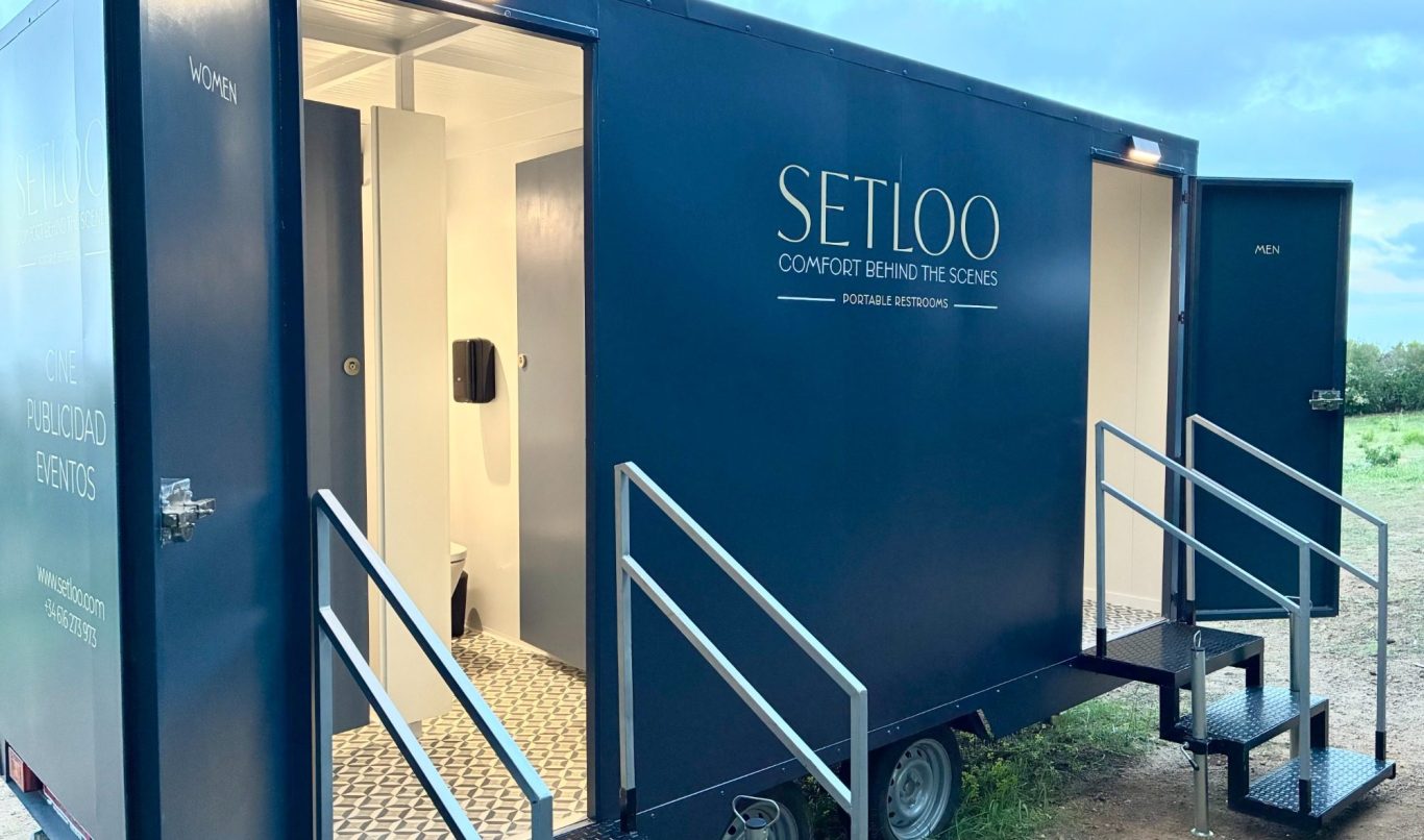 Unidad de baño portátil azul con escaleras y logo de SETLOO en el exterior.